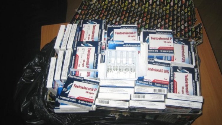 Ампулите са били укрити в кутия за обувки. Снимка: Агенция Митници