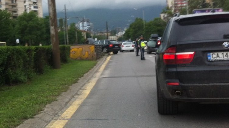 Джипът е скъсал мантинелата. Катастрофата предизвика голямо задръстване на булеварда. Снимка: Dnes.bg