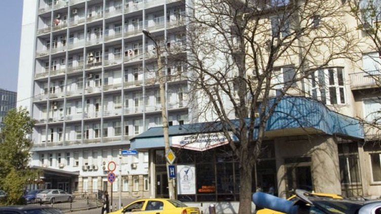 Мъж е с изгорели ръце след опит за кражба на кабели. Снимка: УМБАЛСМ "Пирогов"