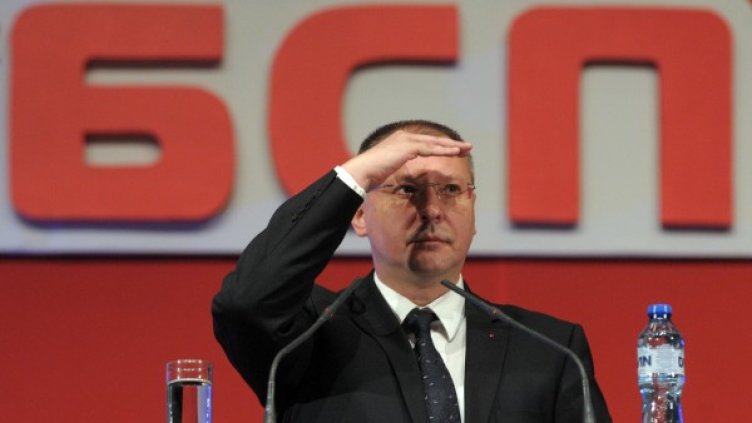 Станишев търси из тълпата Кадиев. Снимка: БТА