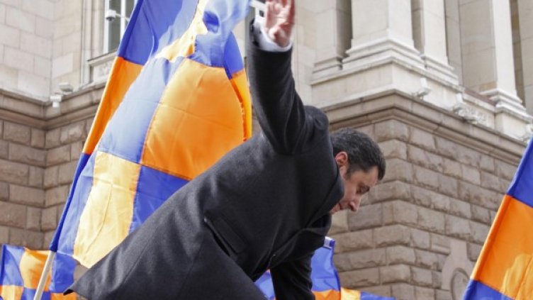 Яне ще се пробва да се закрепи за дясното. Снимка: Булфото