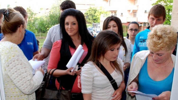 Зрелостниците се потиха върху Иван Вазов. Снимка: БТА