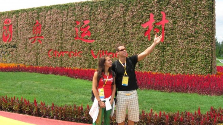 В Пекин Нина Рангелова изживя усещането да плува на Олимпийски игри. На тази снимка от Китай е с Михаил Александров, който ще гони квота като състезател на САЩ. Снимка: Личен архив на Нина Рангелова