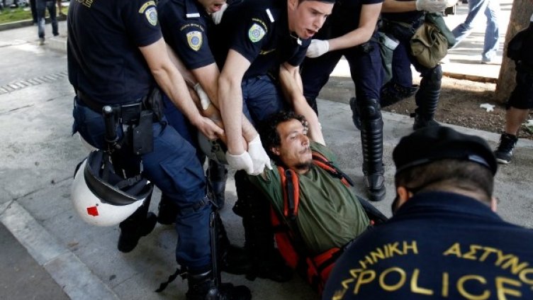 Привърженици на крайнодясната партия "Златна зора" влязоха в сблъсъци с полицията. Снимка: архив, Reuters