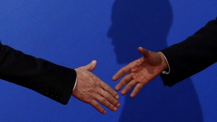 Традицията хората да се поздравяват с ръкостискане отмира. Снимка: архив, Reuters