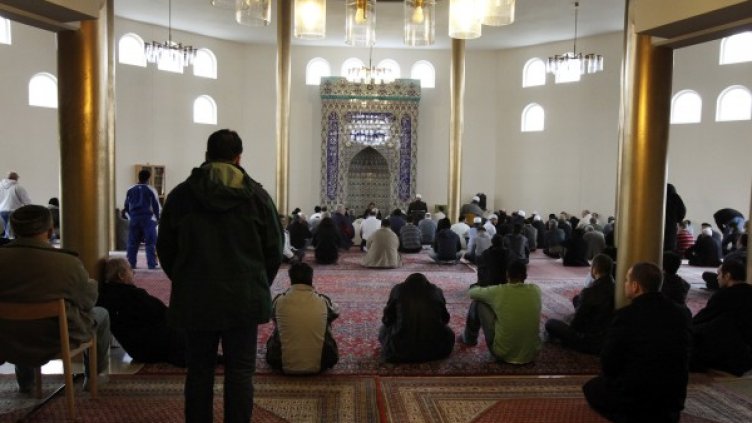 Петъчна молитва в джамията в шведския град Малмьо. Снимка: архив, Reuters