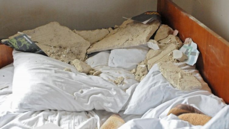 Трусът вчера събори мазилки. Снимка: Булфото