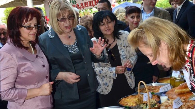 Цецка Цачева пробва домашна баница по време на фестивала в Кърджали. Снимка: БТА