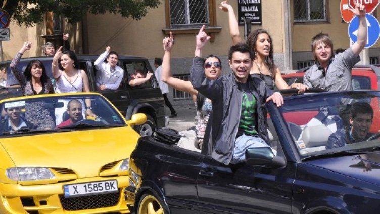 Абитуриентите тръгват за бала с лъскави коли, но през ноща им се налага да ползват такси. Сметките понякога са кошмарни.Снимка: Булфото