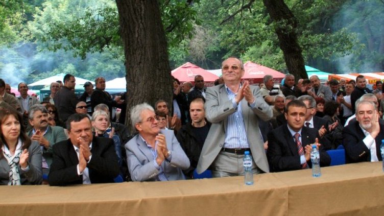 Доган сред привърженици и довереници. Снимка: БТА