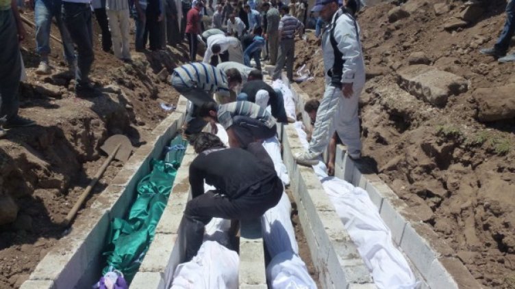 Масово погребение на жертвите в сирийското село Хула. Снимка: Reuters