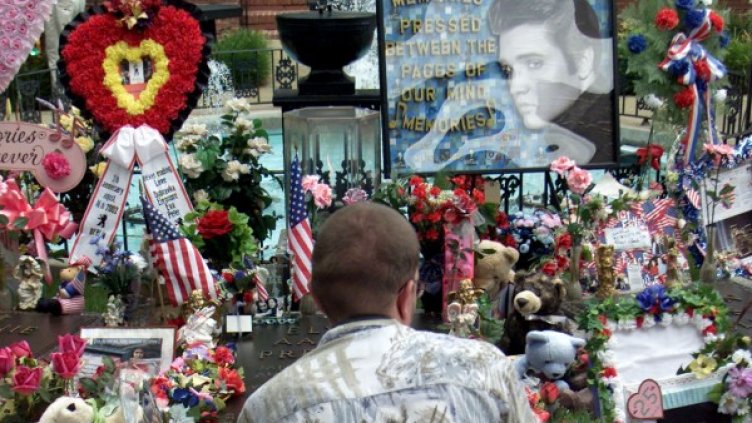 Сегашният гроб на Елвис Пресли в Грейсланд, Мемфис е посещавано от милиони посетители от цял свят. Снимка: Reuters