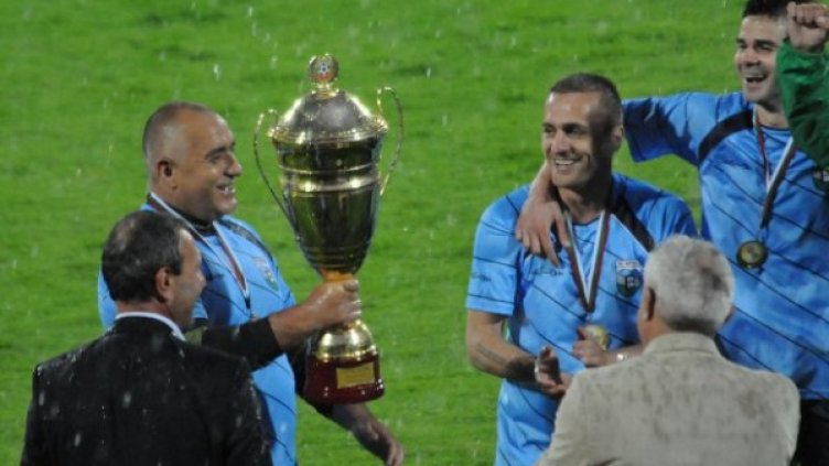 Бойко Борисов първи пое купата. Снимка: Булфото