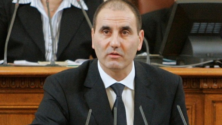 Цветан Цветанов докладва на депутатите заради трусовете в Перник. Снимка: БТА