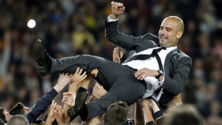 Футболисти, фенове и цяла Каталуния носеха на ръце Гуардиола. Снимка: Reuters