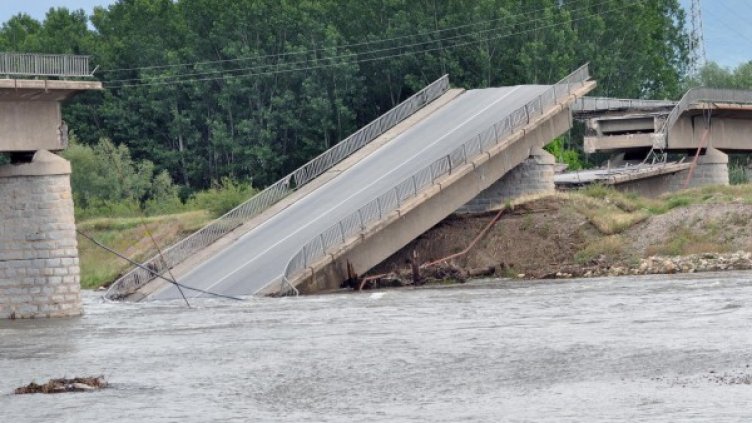 Срутилият се мост на р. Струма Снимка: Булфото