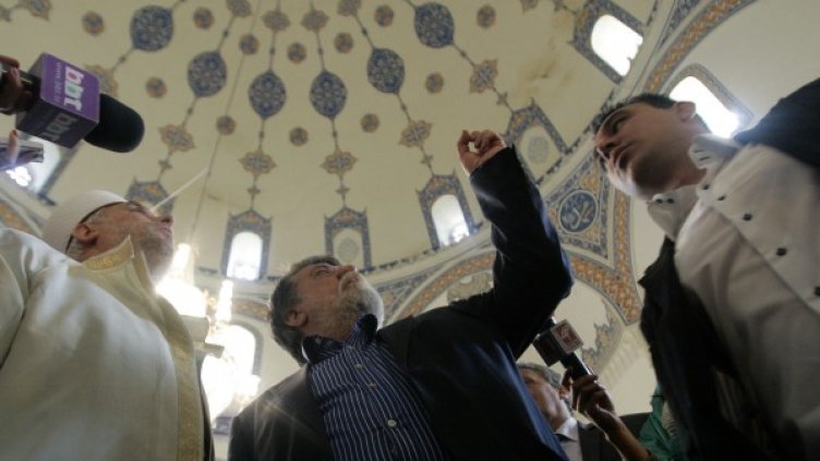 Рашидов огледа внимателно купола. Снимка: БТА