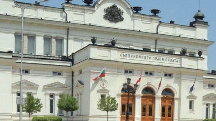 Мястото за пушене на депутатите - на жълтите павета. Снимка: архив, Булфото