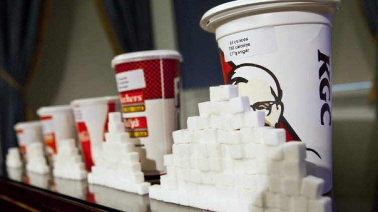 От кметството на Ню Йорк демонстршрат със захарни бучки количеството на калориите в газираните напитки. Снимка: Reuters