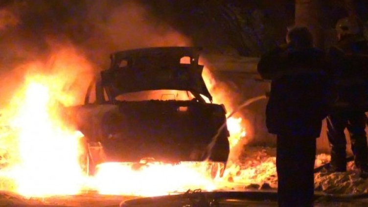 Предницата на колата е изгоряла. Снимка: архив Булфото