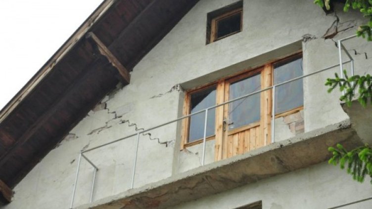 Много къщи в Пернишко се напукаха от силния трус. Снимка: Булфото