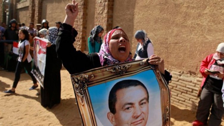 Египтянка държи портрет на бившия президент Хосни Мубарак. Снимка: Reuters