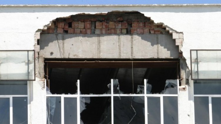 Тази дупка зейна на петия етаж на столичното 90-о СОУ. Снимка: Булфото