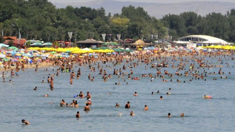 Децата под една година не бива да се излагат на пряка слънчева светлина. Снимка: архив, Булфото