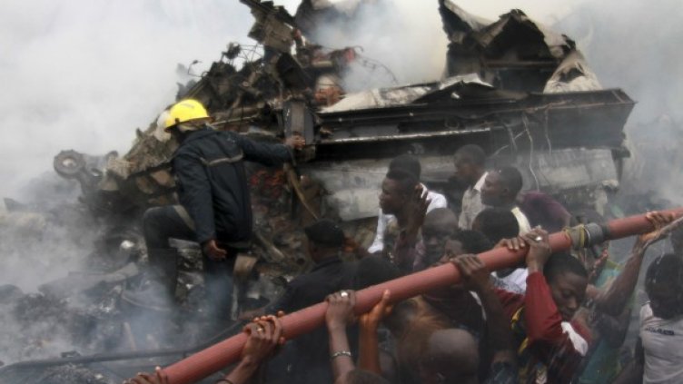 Всички пътници на борда на самолета, който се разби в Лагос, са загинали. Снимка: Reuters