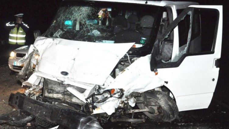 Бусът се е ударил и в дърво. Снимка: архив Булфото