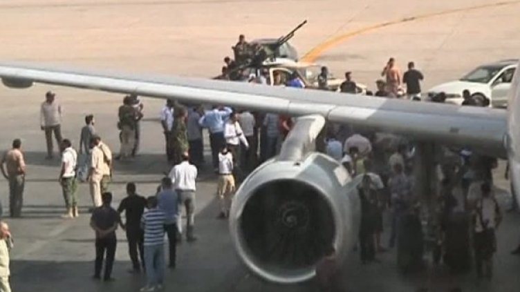 Нападателите, които блокираха работата на летището в Триполи, са били задържани и разоръжени. Снимка: Reuters