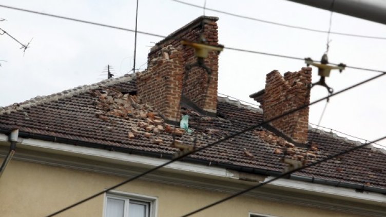 Пострадала къща от силния трус в Перник. Снимка: Impact Press Group