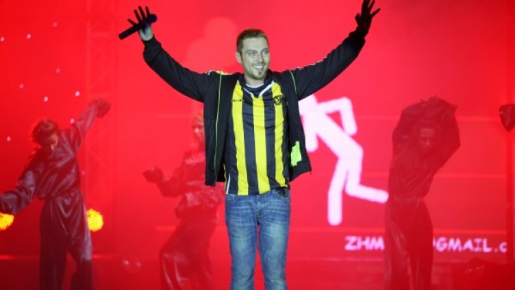 Слави и Ку-Ку бенд ще бъдат в Перник на 8 юни. Снимка: Dnes.bg
Миро вече е заставал зад пернишка кауза, но на футболния Миньор. Снимка: Фен тв