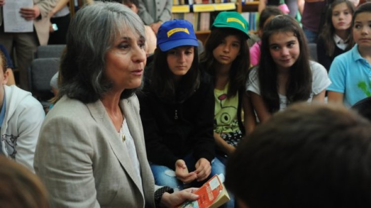 Вицепрезидентът Маргарита Попова почете на децата откъс от "Косачи" на Елин Пелин. Снимка: Az-deteto.bg