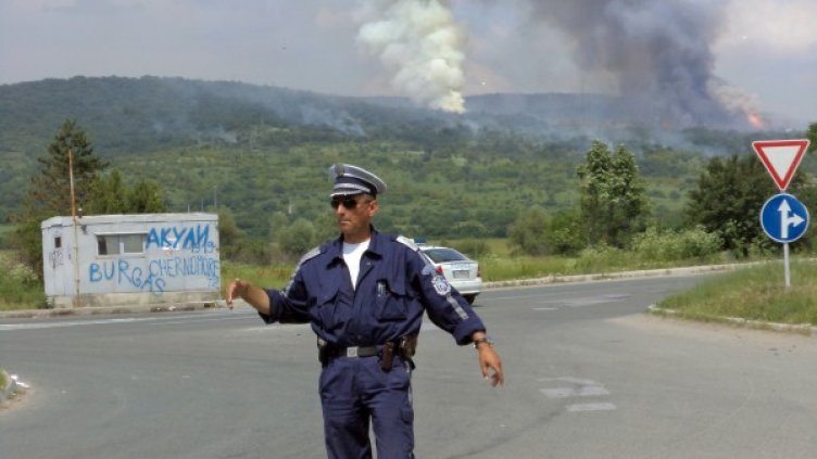 Взривовете продължават, а полиция отклонява движението. Снимка: БТА