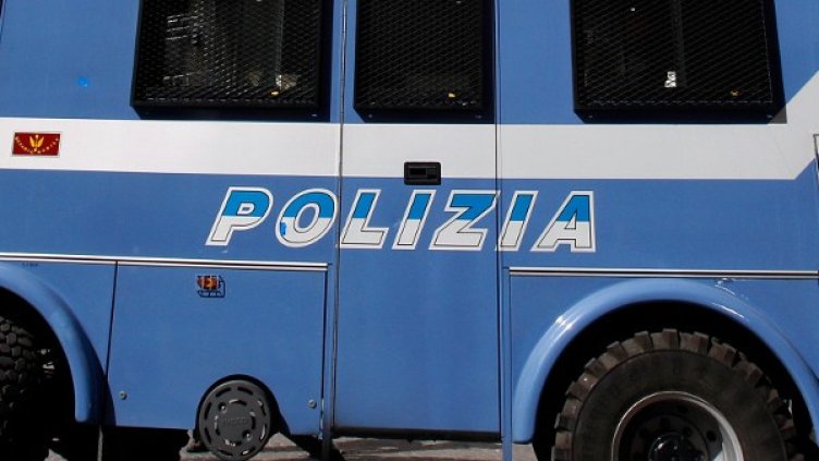 Петимата българи били заловени, докато товарели леки автомобили на пригоден за целта камион платформа. Снимка: архив, Reuters