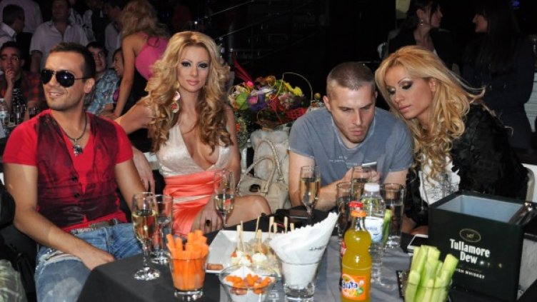 Джина се появи на сцената с бич. Снимка: Dnes.bg
Раз-два, раз-два...Снимка: Dnes.bg
Полицаи извеждат с белезници Джина. Снимка: Dnes.bg
Крум, Таня Боева, Теньо Гогов и Ивена. Снимка: Dnes.bg