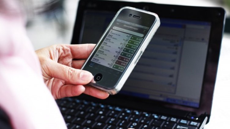 Вероятно баче има и хора, които не биха се отказали нито от компютъра си, нито от мобилния си телефон. Снимка: архив, Reuters