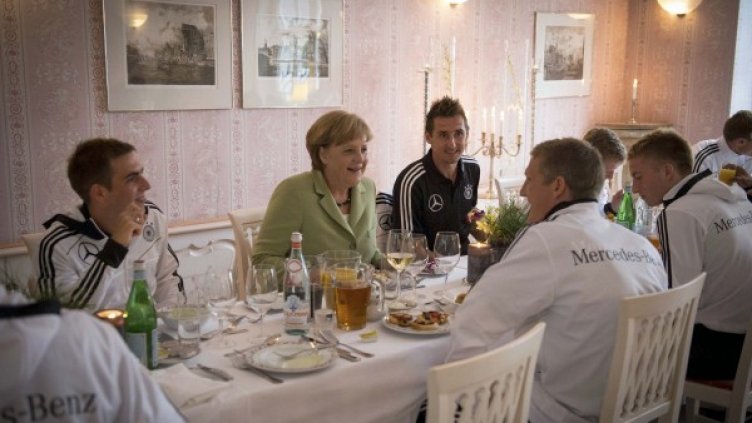 Ангела Меркел разговаря с халфа Месут Йозил. Снимка: Reuters
Меркел вечеря в компанията на Лам, Клозе и Швайнщайгер. Снимка: Reuters