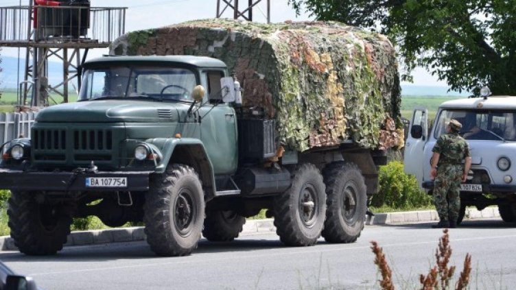 Сапьори вече са на мястото на взривовете. Снимка: Булфото