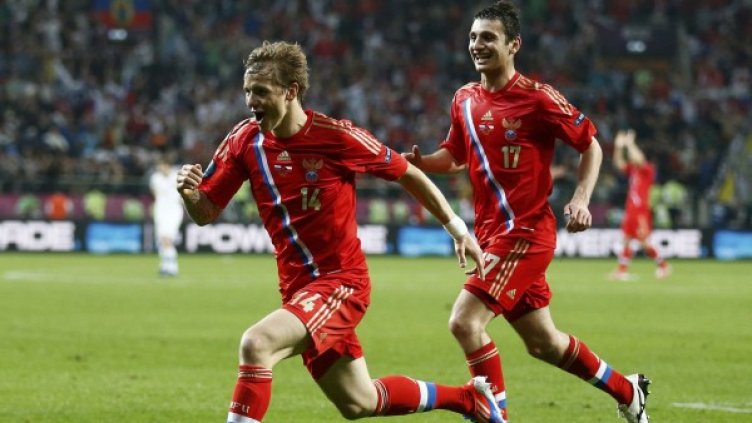 Роман Павлюченко и Алан Дзагоев ликуват след четвъртия гол на Русия. Снимка: Reuters