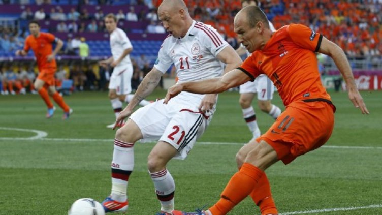 Ариен Робен се опитва да стреля през Ники Цимлинг. Снимка: Reuters