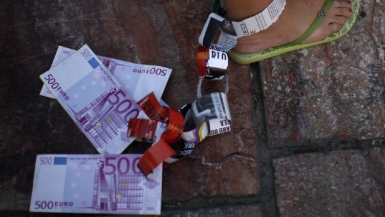 Испанци протестират, показвайки еврото като окови. Снимка: Reuters