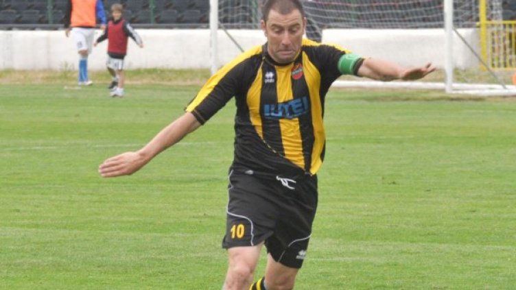 Сашо Александров бе избран за най-добър футболист в Ботев за сезона. Снимка: Булфото