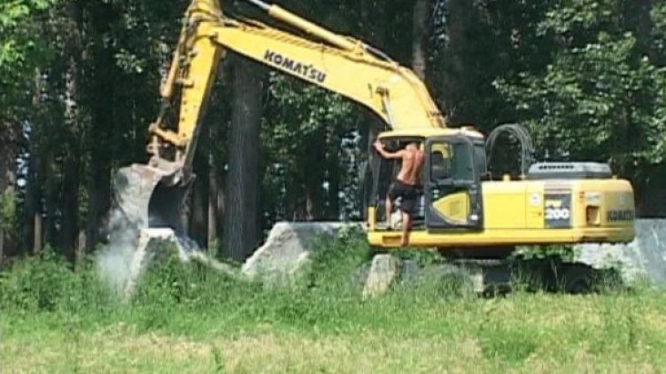 Утре събарят лятна кухня и друга масивна ограда. Снимка: Dnes.bg