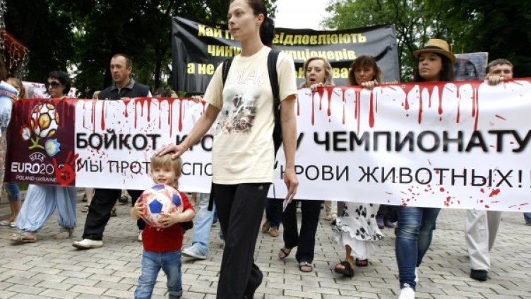 Редица протести в Украйна белязаха старта на първенството. Снимка: Reuters