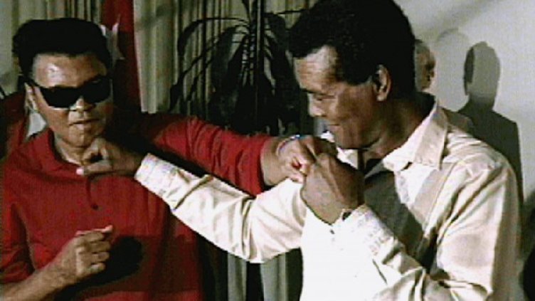 Теофило Стивенсон (вдясно) отказа бой с Мохамед Али, а след години двамата кръстосваха юмруци само на официални церемонии. Снимка: Reuters