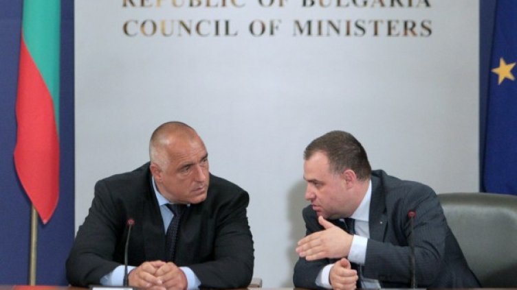 Найденов и Борисов присъстваха на официалното връчване на договорите. Снимка: БТА