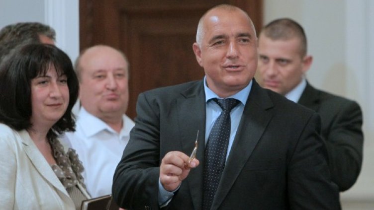 Борисов се радва на подаръка на Красимир Велчев - ще реже ленти. Снимка: БТА