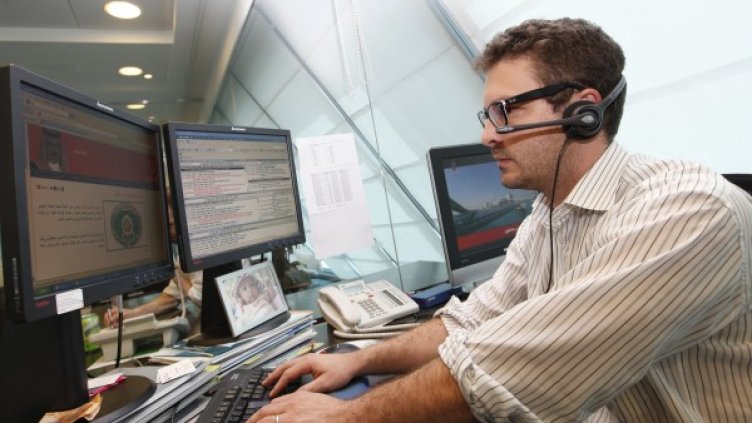 Все повече хора сърфират в интерне и през нощта. Снимка: Reuters